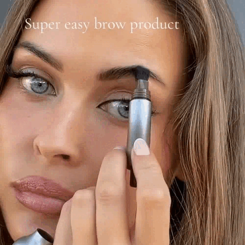 Frau trägt BrowUp Augenbrauenstift präzise auf – für volle, natürliche Brauen ohne Microblading.